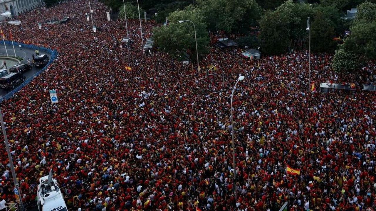 Kepulangan mereka disambut dengan penuh suka cita oleh ribuan pendukung yang memadati jalan-jalan ibu kota dalam sebuah parade perayaan yang meriah. Foto: Reuters <br>
