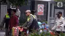 Petugas Satuan Polisi Pamong Praja (Satpol PP) membawa sepeda pedagang kopi keliling saat penertiban di kawasan Bundaran HI, Jakarta, Jumat (25/8/2023). (merdeka.com/Imam Buhori)