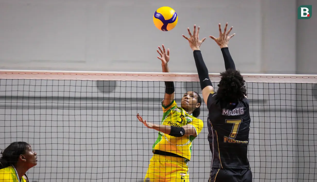 Pemain Gresik Petrokimia Pupuk Indonesia, Mediol Stiovanny Yoku (kiri) berusaha melakukan spike saat leg kedua final four PLN Mobile Proliga 2022 melawan Jakarta Pertamina Fastron di Padepokan Voli Jenderal Polisi Kunarto, Sentul, Jumat (18/03/2022). (Bola.com/Bagaskara Lazuardi)
