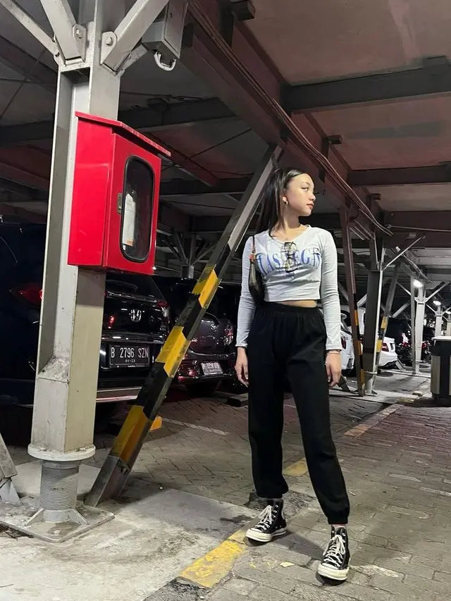 7 Gaya Busana Casual Energik ala Naura Ayu, Anak Nola B3 yang Beranjak Dewasa