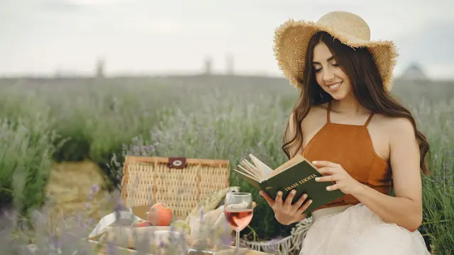 bahagia santai tersenyum