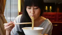 Ternyata makan ramen tidak boleh memakai garpu!