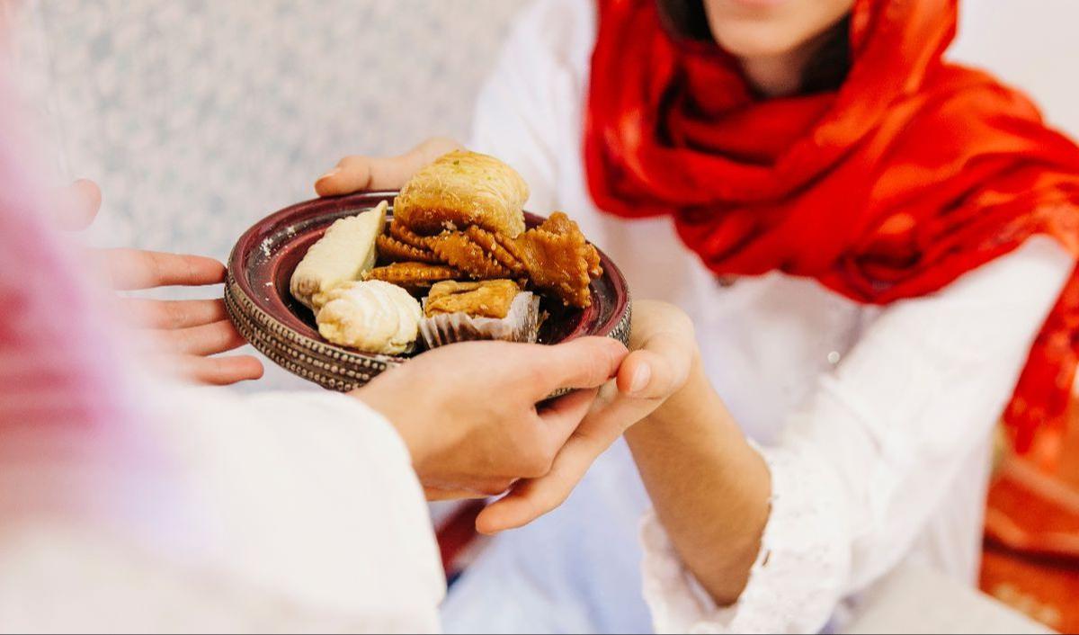 Dokter yang kini menjabat sebagai Kasie Pelayanan Medik dan Keperawatan RSUD Tamansari Jakarta itu menuturkan, selain berbagi rezeki makanan kepada sesama, masyarakat dapat menjaga pola makan dengan mengonsumsi secara tidak berlebihan.&nbsp;<br>