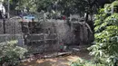 Suasana pengerjaan turap di bantaran Kali Kramat Jati, Jakarta, Jumat (20/1/2023). Pembangunan turap bertujuan untuk mencegah longsor yang dapat membahayakan warga sekitar. (Liputan6.com/Faizal Fanani)