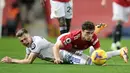 Gelandang Leeds United, Ezgjian Alioski (kiri) dan gelandang Manchester United, Daniel James, terjatuh usai perebutan bola dalam laga lanjutan Liga Inggris 2020/21 pekan ke-14 di Old Trafford Stadium, Minggu (20/12/2020). Leeds United kalah 2-6 dari Manchester United. (AFP/Nick Potts/Pool)