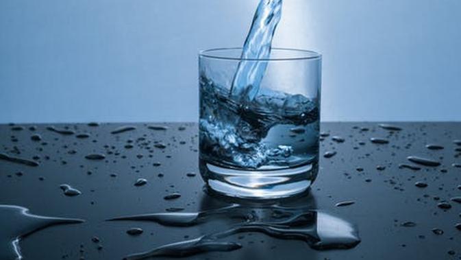 Kamu cukup minum air putih sebanyak satu gelas sebelum dan sesudah makan (sumber: pexels)