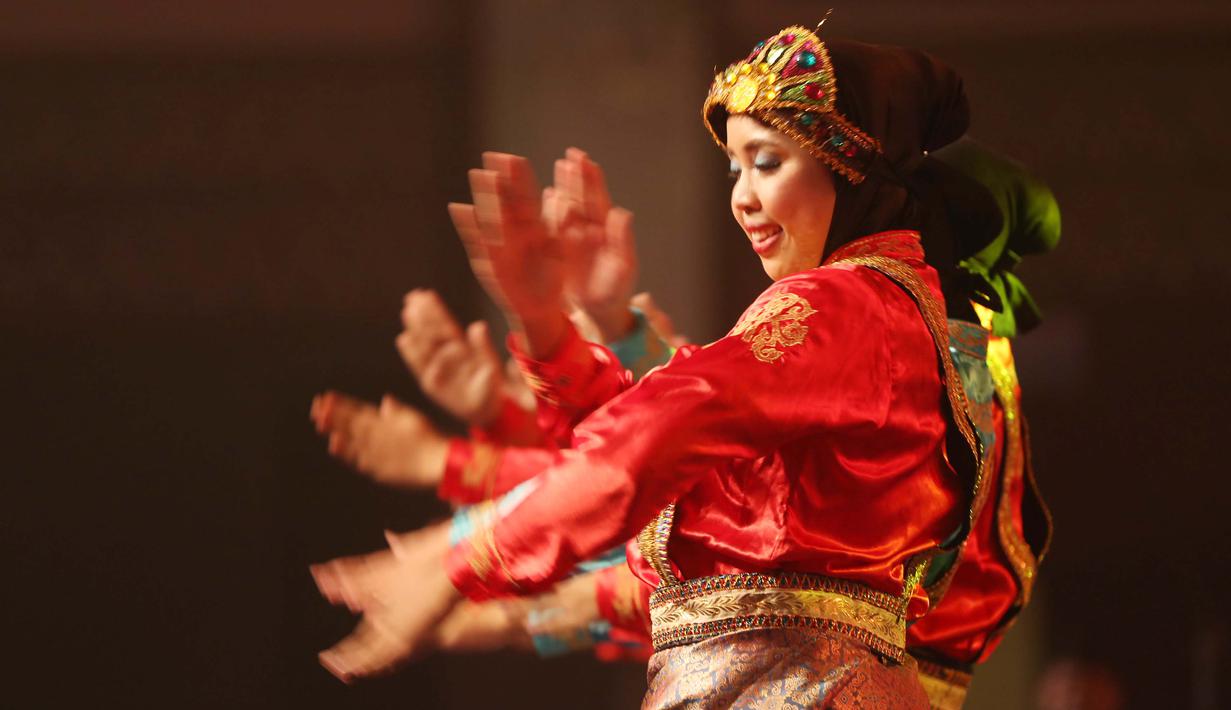 Para penari menampilkan tari Saman dari Aceh pada Pembukaan Kejuaraan Dunia Wushu 2015 di JCC, Senayan, Jakarta, Jumat(13/11/2015). (Bola.com/Nicklas Hanoatubun)