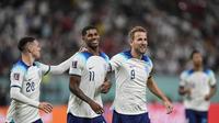 Penyerang Inggris, Marcus Rashford (kedua kiri) diberi selamat oleh rekan satu timnya setelah mencetak gol kelima timnya ke gawang Iran selama pertandingan grup B Piala Dunia 2022 Qatar di Stadion Internasional Khalifa di Doha, Qatar, Senin (21/11/2022). Dengan kemenangan ini, Inggris berada di puncak klasemen dengan tiga poin. (AP Photo/Martin Meissner)