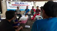 Warga tengah berdiskusi seputar potensi desa saat pelatihan pembuatan gula aren di desa Salumpaku Donggala, Minggu (8/11/2020). (Foto: ROA).