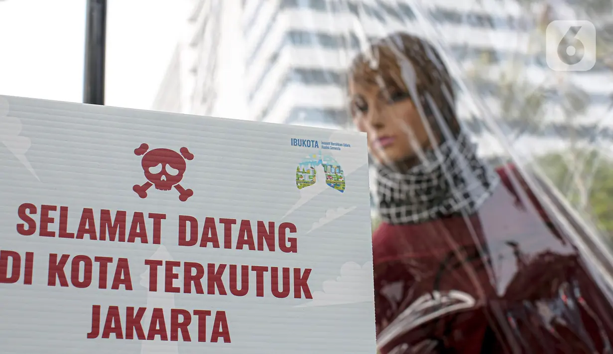 Aktivis lingkungan mengangkat poster bertuliskan pesan-pesat saat melakukan demonstrasi di depan Balai Kota DKI Jakarta, Jumat (16/9/2022). Aksi tersebut memperingati satu tahun kemenangan warga negara untuk hak udara bersih. Meski telah menang, menurut mereka belum ada satu pun putusan hakim yang dijalankan para tergugat. (Liputan6.com/Faizal Fanani)