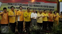 Sembilan Kandidat Bakal Calon (Balon) Ketua Umum DPP Partai Golkar berpose di kantor DPP Partai Golkar, Jakarta, Senin (2/5). (Liputan6.com/Johan Tallo)