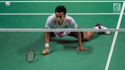 Pebulutangkis Indonesia, Anthony Ginting, saat melawan wakil China Taipei, Chou Tien-chen, pada laga Asian Games di Istora, Jakarta, Senin (27/8/2018). Anthony Ginting kalah 21-16, 21-23, dan 17-21. (Bola.com/Vitalis Yogi Trisna)
