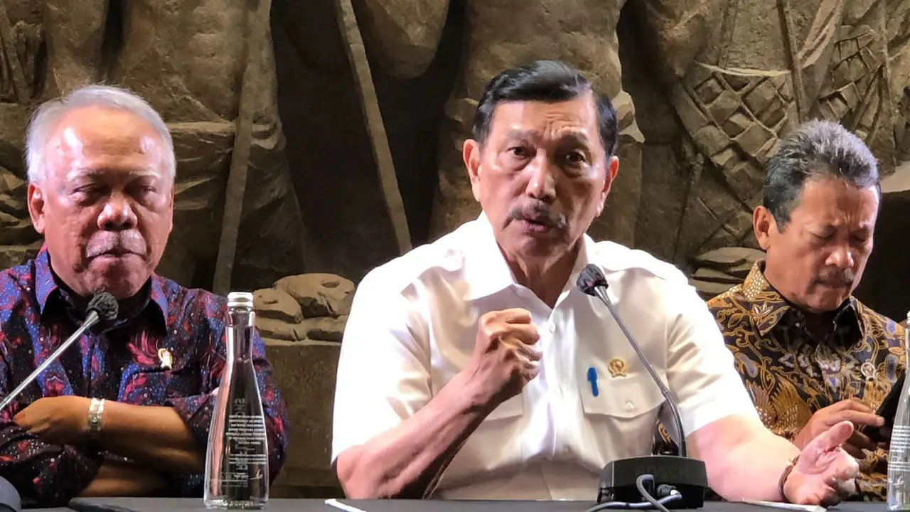 Menteri Koordinator Bidang Kemaritiman dan Investasi (Menko Marves) Luhut Binsar Pandjaitan dan beberapa menteri lain dalam peresmian penyelenggaraan Sail Teluk Cendrawasih, di Sarinah, Jakarta, Jumat (3/2/2023).