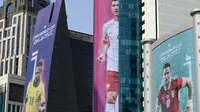 Gambar besar penyerang Brasil Neymar Jr (kiri), Robert Lewandowski dari Polandia (tengah), dan kapten Serbia Dusan Tadic menghiasi gedung-gedung jelang Piala Dunia 2022 di Doha, Qatar, Minggu (6/11/2022). Piala Dunia 2022 akan dimulai pada 20 November 2022 hingga 18 Desember dengan menampilkan pertandingan pembuka antara tuan rumah Qatar vs Ekuador pada 20 November 2022. (Gabriel BOUYS/AFP)
