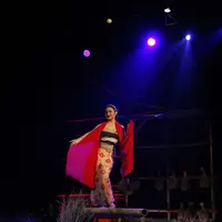 Ariel Tatum melakukan pentas monolog di pertunjukan Sang Kembang Bale. Ia diiring dengan 4 orang penari dan 3 orang pemusik, tampil memukau mengenakan wastra Jawa yang klasik dan menawan. [Foto: Instagram/images_aa]