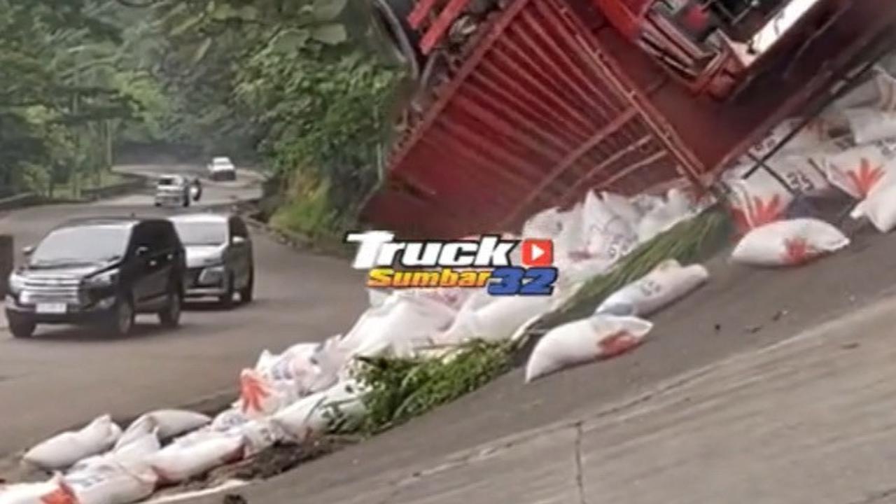 Tak Kuat Menanjak di Tanjakan Sitinjau Lauik, Truk Bermuatan Beras Ini Terguling hingga Terbalik