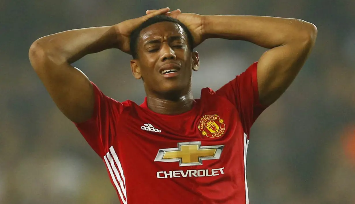 Penyerang Manchester United, Anthony Martial, tampak kecewa usai kalah dari Fenerbahce pada laga Liga Europa di Saracoglu Stadium, Turki, Kamis (3/11/2016). MU kalah 1-2 dari Fenerbahce. (Reuters/Andrew Boyers)