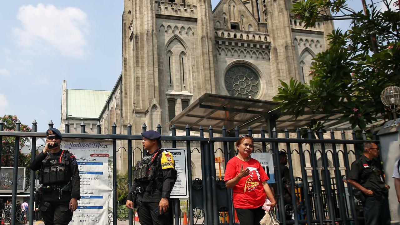 Personel gabungan polisi dan TNI melakukan penjagaan di sekitar Gereja Katedral, Jakarta, menjelang kunjungan Paus Fransiskus, pada Rabu (4/9/2024). Paus Fransiskus dijadwalkan mengunjungi Gereja Katedral dalam rangkaian kegiatannya selama di Indonesia. F