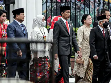 Presiden Joko Widodo atau Jokowi (tengah) bersama Wakil Presiden Ma'ruf Amin, Menteri Pertahanan Prabowo Subianto, dan Panglima TNI Jenderal Andika Perkasa saat akan menyaksikan defile yang menampilkan pasukan tiga matra TNI di depan Istana Merdeka, Jakarta, Rabu (5/10/2022). Kegiatan yang diikuti oleh seluruh kesatuan jajaran TNI ini dalam rangka menyambut HUT ke-77 TNI. (Liputan6.com/Faizal Fanani)