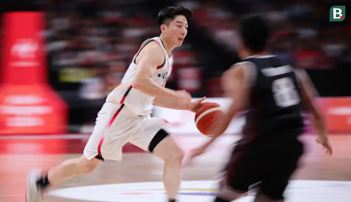 Pemain Jepang, Kotetsu Kurokawa (putih), berusaha melewati hadangan pemain Timnas Basket Indonesia dalam pertandingan Grup A Asian Games 2026 di Aichi International Arena, Nagoya, Jepang, Kamis (10/9/2026). Jepang menang telak 98-53 atas Indonesia. Kekalahan tersebut membuat langkah Timnas basket putra Indonesia terhenti di fase grup. (JIJI PRESS/AFP/Japan OUT)