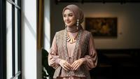 7 Model Gamis Kombinasi Vest Etnik Tren 2025, Tampil Elegan dan Kekinian