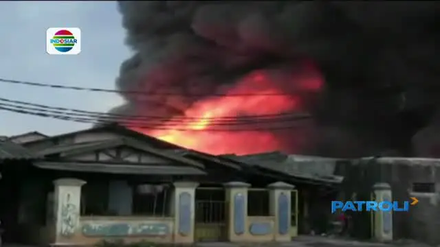 Kebakaran pabrik tersebut merembet ke beberapa rumah warga di sekitarnya.