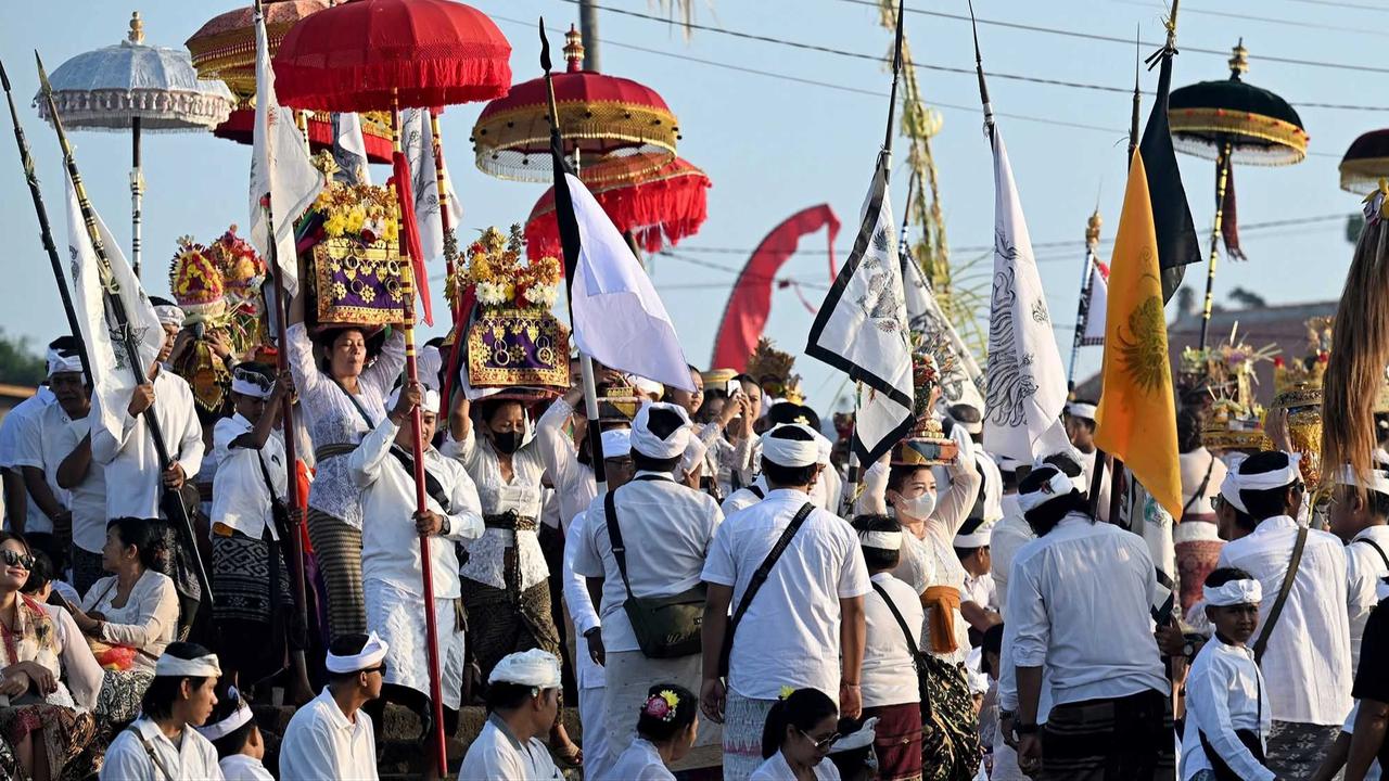 FOTO: Ribuan Umat Hindu Ikuti Prosesi Melasti di Pantai Padanggalak Bali