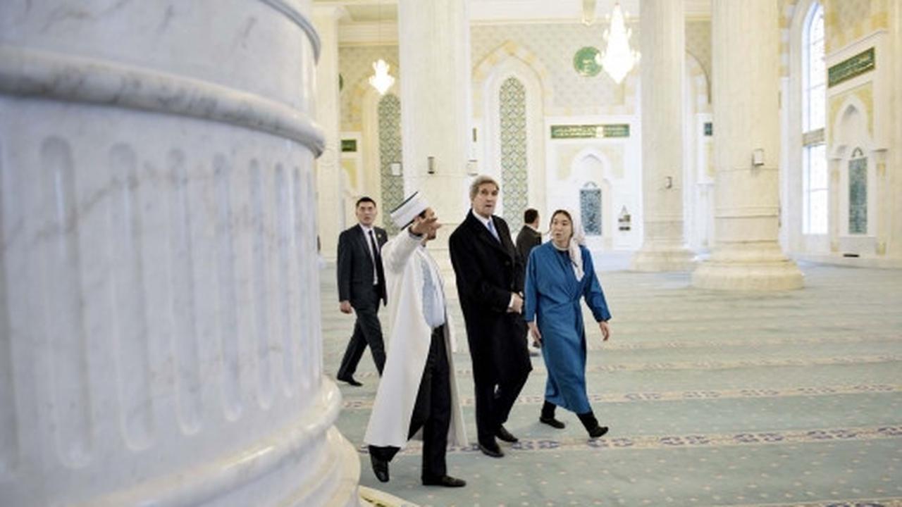 Menlu AS John Kerry berkunjung ke masjid pakai sepatu