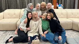 Rutin kumpul setiap bulannya meski terkadang tidak full team, namun netizen sangat menantikan geng artis satu ini kumpul bareng. Belum diketahui Aaliyah masuk Geng Mamayu atau tidak, namun banyak netizen yang sudah ucapkan selamat karena Aaliyah gabung dengan Geng Mamayu. Dekat dengan anggota Mamayu, Aaliyah terlihat bubuhkan komentar di unggahan Margin. (Liputan6.com/IG/@aurelie.hermansyah)