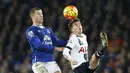 Pemain Tottenham, Tom Carroll berebut bola dengan pemain Everton, Ross Barkley pada lanjutan Liga Premier Inggris di Stadion Goodison Park, Liverpool, Senin(4/1/2016) dini hari WIB. (Reuters/Carl Recine)