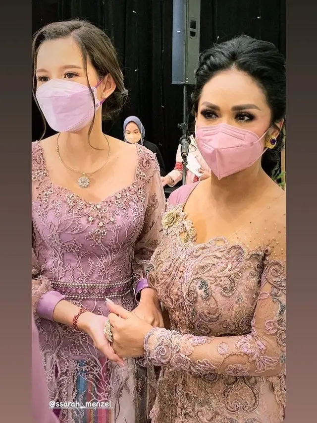 7 Potret Kebersamaan Azriel Hermansyah dengan Sarah Menzel dalam Lamaran Aurel