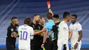 Inter Milan harus kehilangan Nicolo Barella pada menit ke-64. Ia diusir wasit usai menerima kartu merah langsung imbas pertikaiannya dengan Eder Militao. (AFP/Oscar Del Pozo)