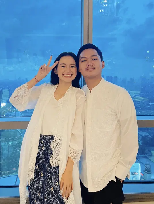 Dalam balutan kebaya putih dan batik biru, OOTD Sarah Menzel kali ini sempurna tampilkan kesan chic yang memukau. [Foto: Instagram/ Sarah Menzel]