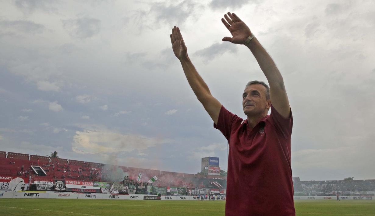 Pelatih Arema Cronus, Milomir Seslija, menyapa suporter usai menaklukan PSS Sleman 5-2 pada laga Bali Island Cup 2016 di Stadion Kapten I Wayan Dipta, Bali, Minggu (21/2/2016). (Bola.com/Peksi Cahyo)