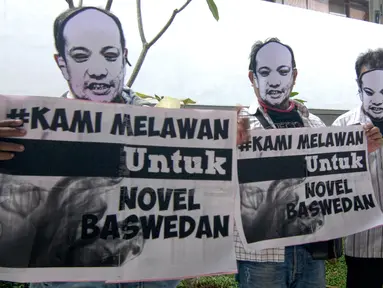 Sejumlah warga menggelar aksi dukungan untuk penyidik KPK Novel Baswedan saat sidang praperadilan di PN Jakarta Selatan, Jumat (29/5/2015). Aksi tersebut sebagai bentuk dukungan terhadap Novel dan mengecam Bareskrim Polri. (Liputan6.com/Yoppy Renato)