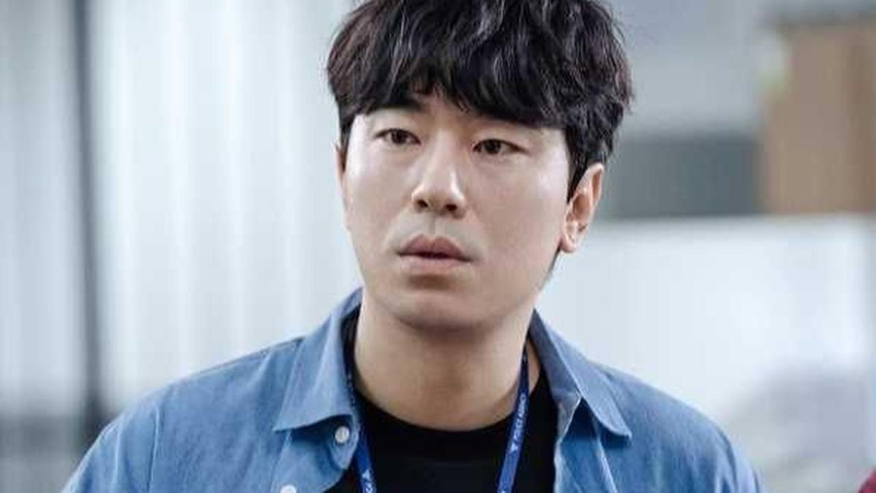 6. Lee Si Eon