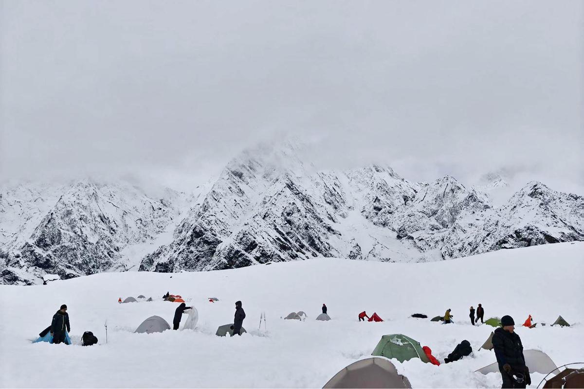 FOTO: Terjebak Badai Salju di Tibet, Pendaki Tewas dan Ratusan Diselamatkan dari Lembah Karma