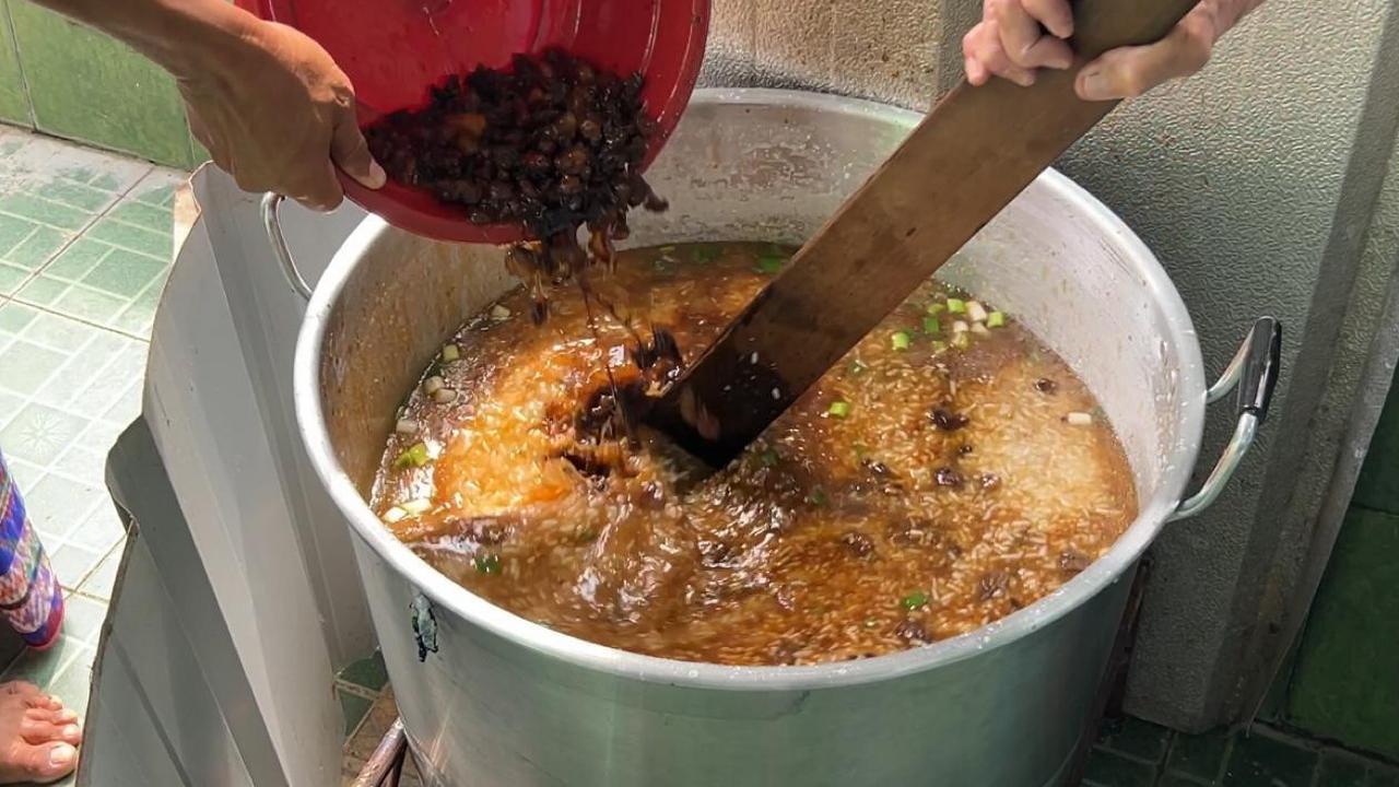 Berburu Bubur Suro Gratis Saat Ramadan di Masjid Tertua di Palembang