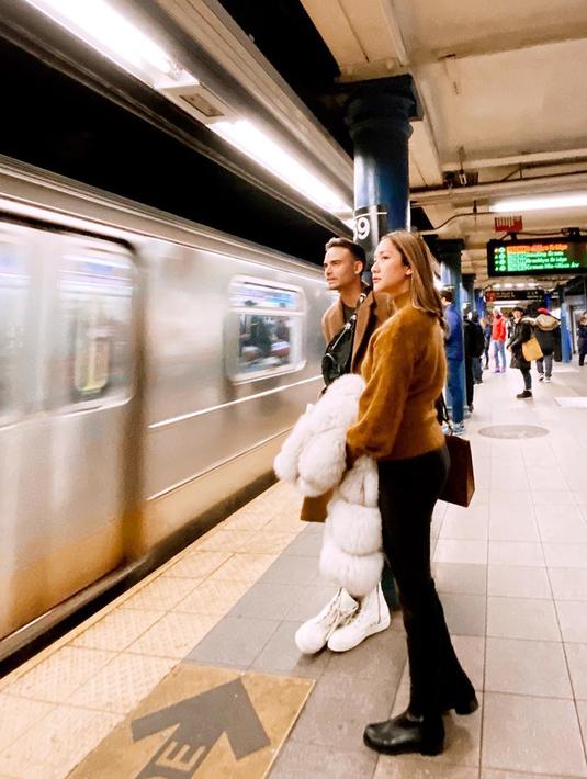 Penyanyi Bunga Citra Lestari bersama suaminya Ashraf Sinclair menunggu subway di New York City. Ashraf Sinclair meninggal pukul 4.51 WIB di RS MMC Kuningan. (Instagram/@bclsinclair)