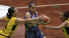 Aksi pemain Merpati Bali, Tania Rasidi melewati adangan dua pemain Tenaga Baru Pontianak pada laga Srikandi Cup 2018 di GOR Lokasari, Jakarta, Rabu (21/3/2018). Merpati Bali menang 61-37. (Bola.com/Nick Hanoatubun)
