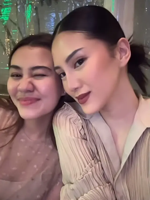 6 Gaya Kembaran Fuji Utami dan Aaliyah Massaid yang Kenakan Busana Renda Saat Buka Puasa