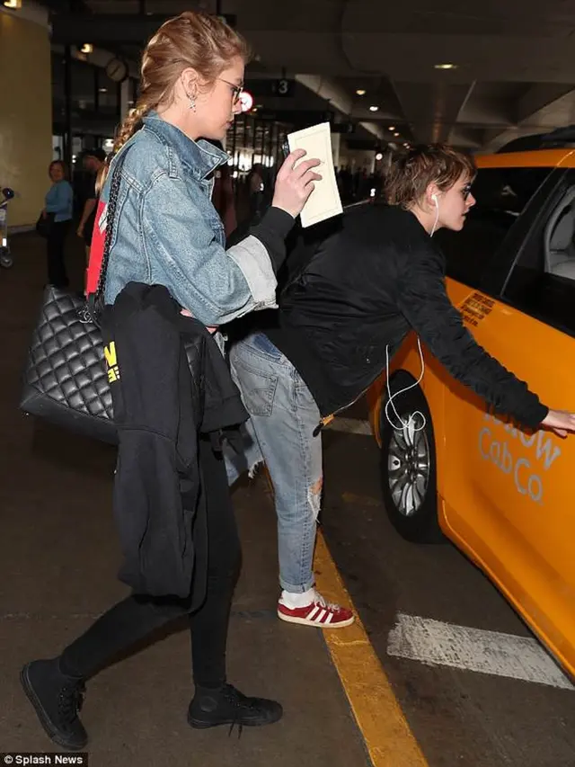 [Bintang] Kristen Stewart - Stella Maxwell