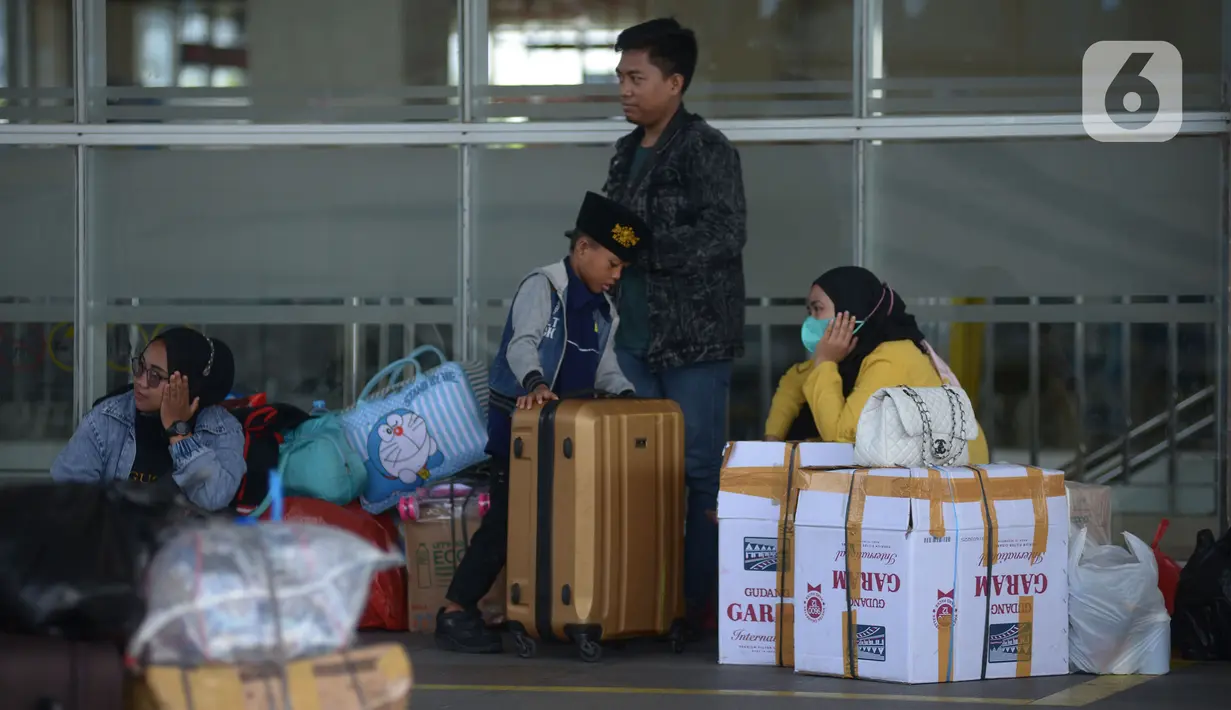 Penumpang arus mudik di Terminal Bus Pulogebang, Jakarta, Selasa (19/4/2022). Dalam dua pekan menjelang Idul Fitri 1443 H, para penumpang antar kota dan antar provinsi (AKAP) masih belum mengalami kenaikan pemudik dalam keberangkatan armada bus data hari ini. (merdeka.com/Imam Buhori)