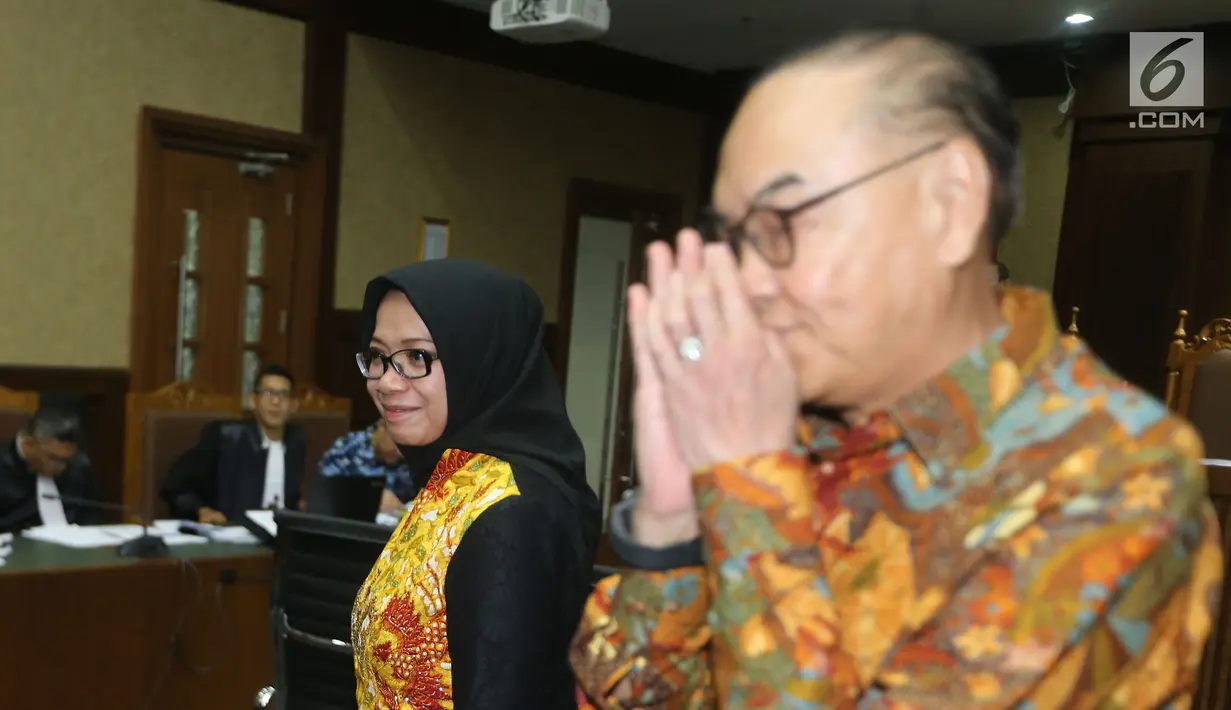 Mantan Wakil Ketua Komisi VII DPR Eni Maulani Saragih usai memberikan kesaksian pada sidang lanjutan terdakwa Johannes Budisutrisno Kotjo di Pengadilan Tipikor Jakarta, Kamis (11/10). Eni bersaksi di sidang kasus PLTU Riau-1 (Liputan6.com/Herman Zakharia)