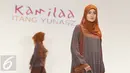 Itang Yunasz mempersembahkan busana muslim santun nan rupawan menjelang Ramadan 2017, Jakarta, Kamis (9/3). Sedikitnya ada 102 koleksi dalam 30 set busana desain baru Itang Yunasz. (Liputan6.com/Immanuel Antonius)