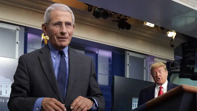 Anthony Fauci, direktur Institut Nasional Alergi dan Penyakit Menular AS,  pergi setelah berbicara selama pengarahan harian Gugus Tugas Koronavirus Gedung Putih di Ruang Sidang James Brady di Gedung Putih 13 April 2020 di Washington, DC.