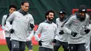 Pemain Liverpool, Mohamed Salah dan Virgil van Dijk saat melakukan latihan jelang laga Liga Champions di Liverpool, Selasa (16/4). Liverpool akan berhadapan dengan FC Porto. (AFP/Paul Ellis)