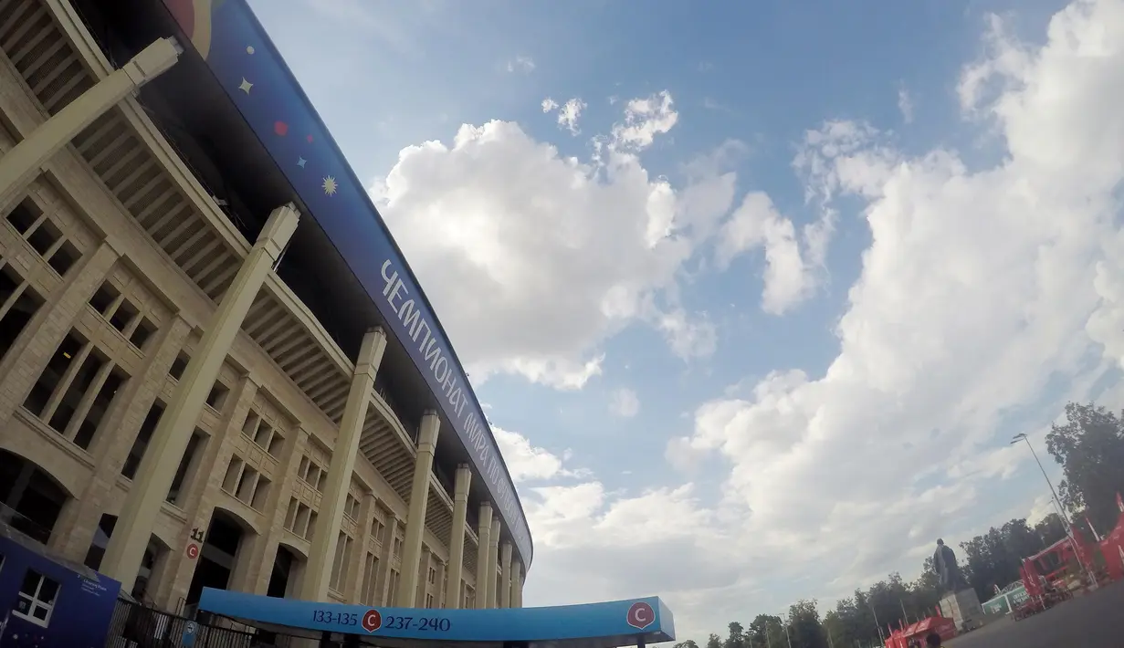 Suasana cerah di Stadion Luzhniki, Rusia. (Bola.com/Okie Prabhowo)