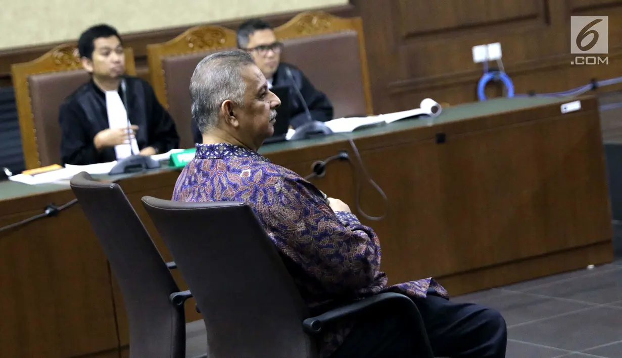 Terdakwa dugaan suap proyek PLTU Riau-1 yang juga mantan Dirut PLN, Sofyan Basir saat menjalani sidang lanjutan di Pengadilan Tipikor, Jakarta, Senin (26/8/2019). Sidang mendengar keterangan saksi ahli yang dihadirkan JPU KPK. (Liputan6.com/Helmi Fithriansyah)