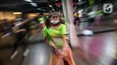 Instruktur mengenakan masker dan face shield pada sesi kelas senam Bolly’D (Bollywood Fitness Dance) di Raga Studio, Jakarta, Senin (15/6/2020). Memasuki pekan kedua masa PSBB Transisi di DKI Jakarta, beberapa pusat kebugaran menerapkan protokol kesehatan. (Liputan6.com/Faizal Fanani)